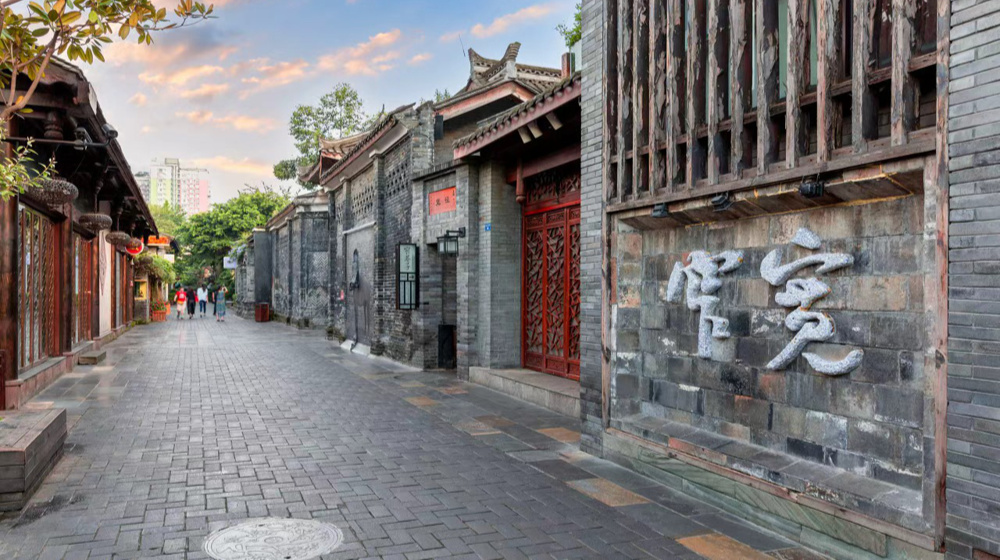 Wide and Narrow Alleys